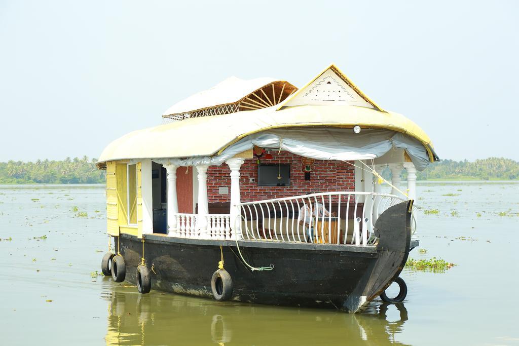 Готель Marari Houseboat Марарікулем Номер фото